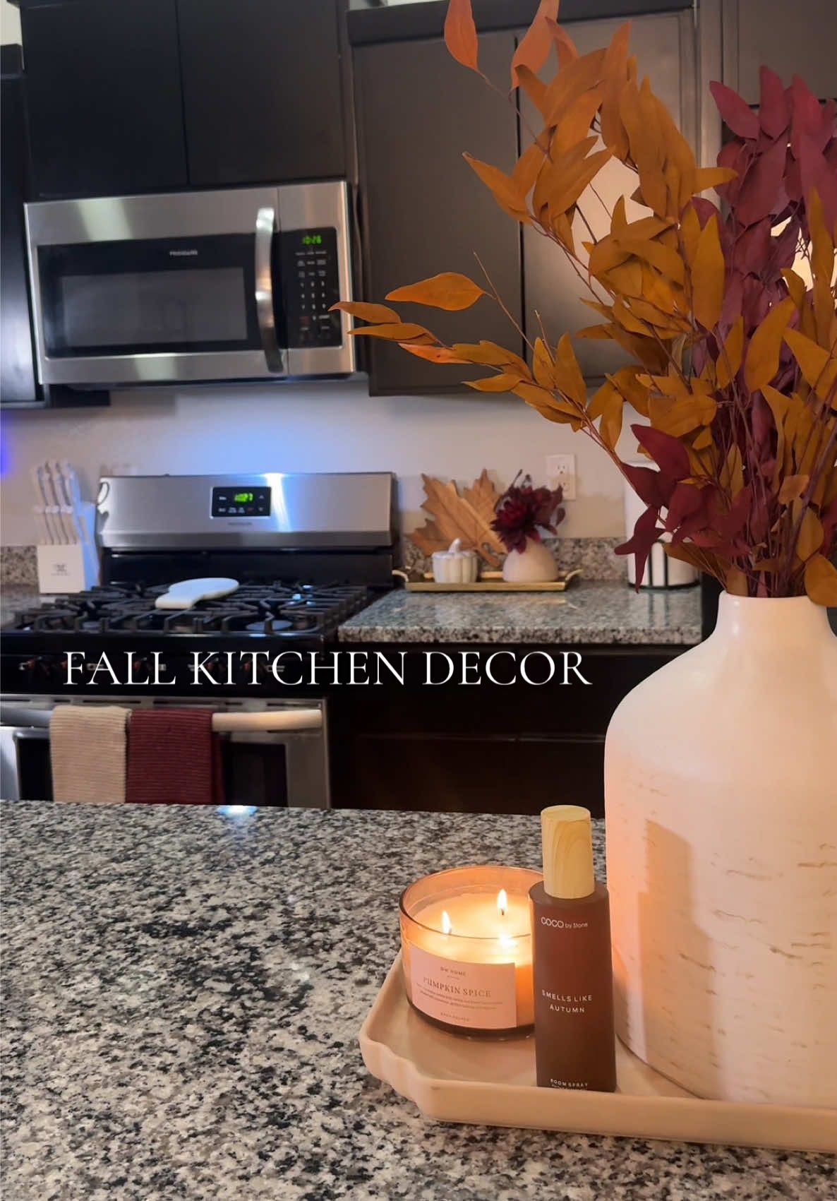 Bringing the warmth of fall right into the heart of the home and my favorite place…the kitchen🍂Pumpkins, candles, fall foliage and all the little details that make this season feel so cozy. Here’s to slow mornings, simmering soups, and spaces that feel like comfort. 🤎 #falldecor  #falldecorating  #fallhomedecor  #autumn 