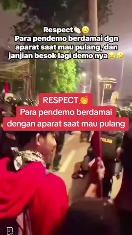 RESPECT!  para pendemi berdamai dengan polisi saat mau pulang dan janjian besok lagi demonya😅😅 #respect  #polri  #demo  #damai  #indonesia🇮🇩 