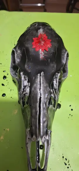 Just need to go over it with a clear coat 💀🥰🌸 #skullart #resinartist #resinartistsoftiktok #resintok #littlesparklypanda 