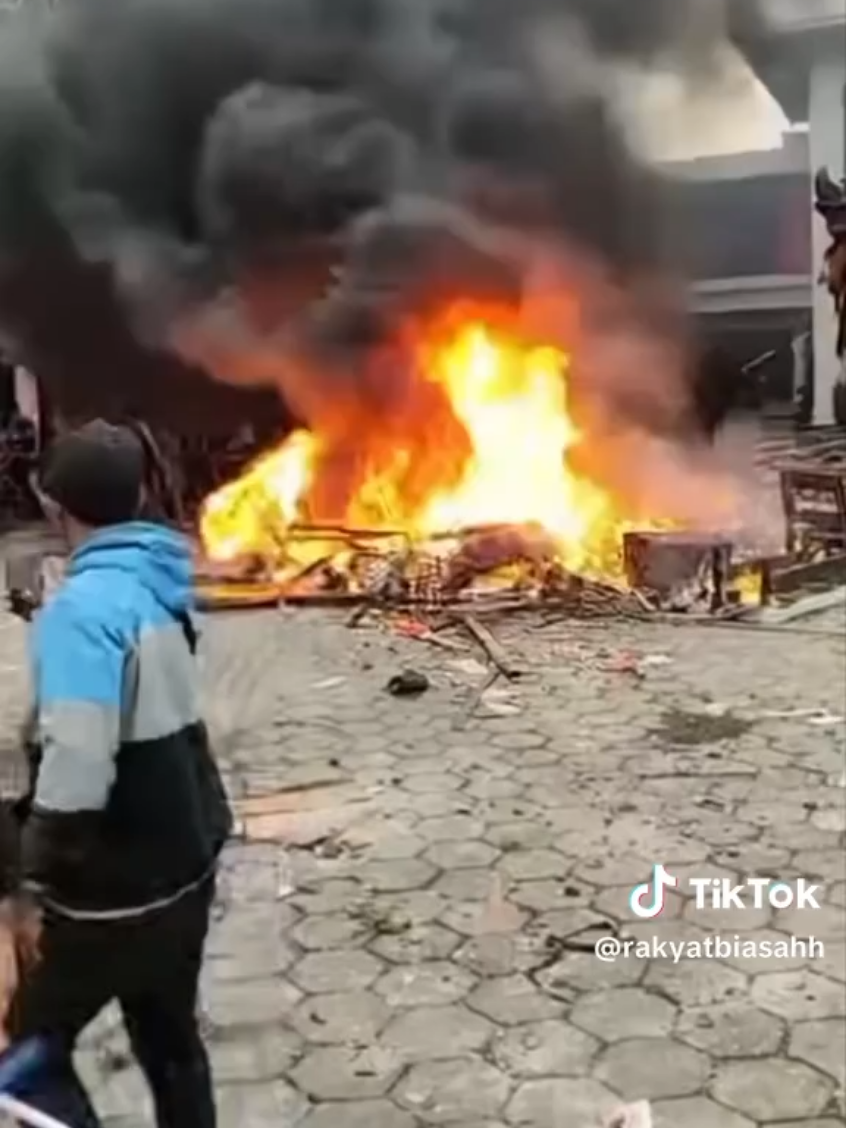 JANGAN BODOHI RAKYAT DENGAN ISTILAH DINONAKTIFKAN!!! PECAT! BERHENTIKAN!! CUKUP SUDAH RAKYAT DIKATAKAN TOLOL!!! #dpr #demo 