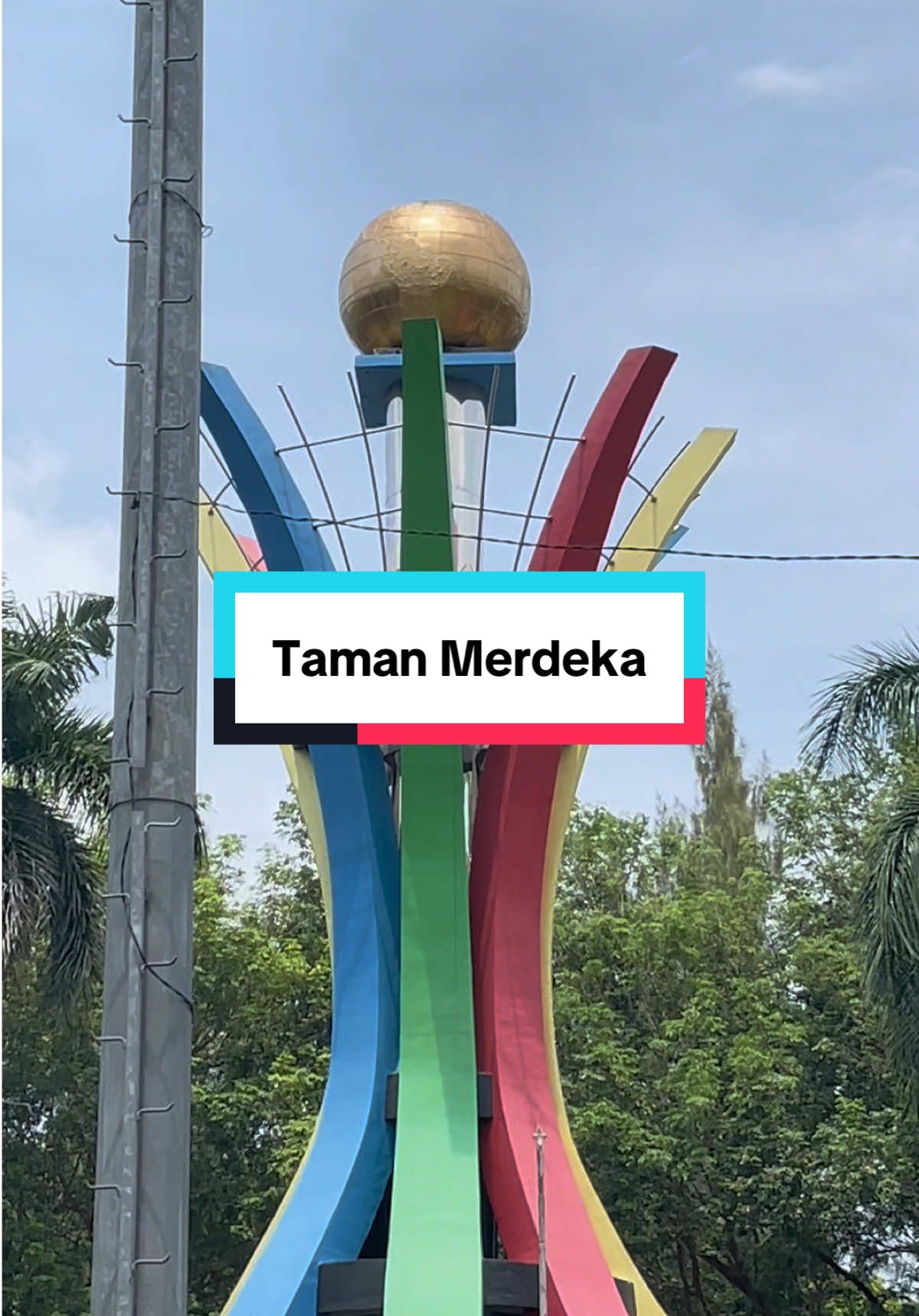 Taman Merdeka Metro Sejarah & Makna Sosial: Simbol sejarah: Tugu Meterm bukan hanya atraksi visual, tapi juga lambang sejarah pembentukan Metro—dengan arti “pusat” kota. Taman ini bekerja sebagai ruang publik sosial budaya—tempat pertemuan berbagai komunitas, ruang kreativitas, dan interaksi antarwarga. Banyak perantau dari Metro yang merindukan suasana taman ini—sering dijadikan titik reuni nostalgia bersama teman atau keluarga saat mudik. #metro  #lampung  #taman  #rth  #indonesia 