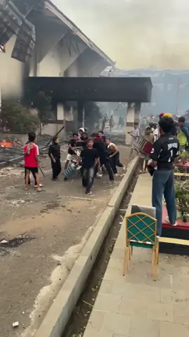 lagi dan lagi,para remaja yg berdemo melakukan aksi yg anarkis,terlihat para remaja membawa sepeda motor jarahan dari gedung dpr.. #pekalongan #infoterkini #infopekalongan #fyp 
