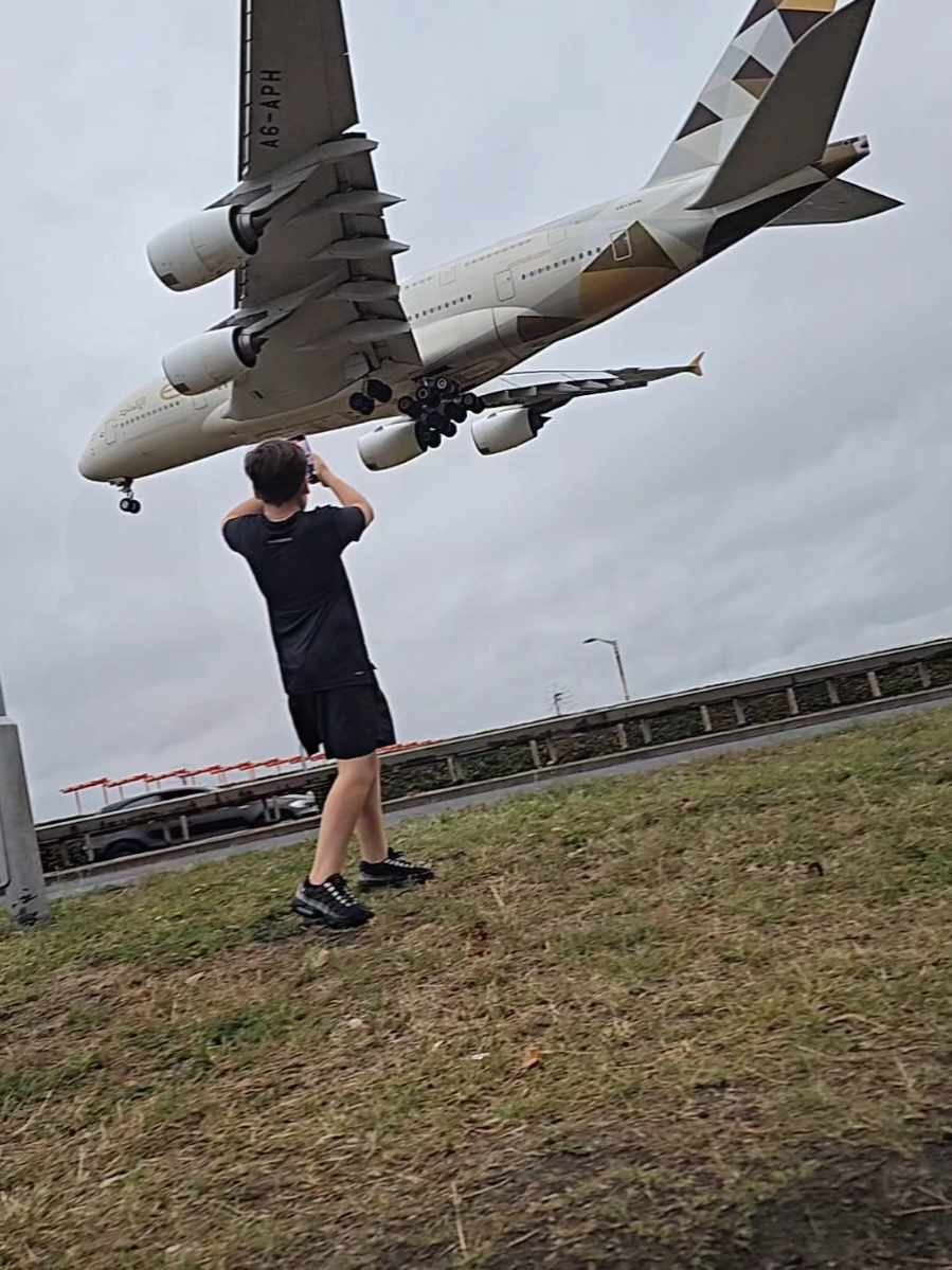 Keep your eyes open! 😲✈️  #plane #planespotting #aviation #airbus #boeing 