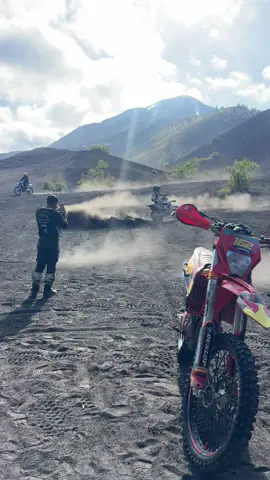 dm to ride!  #dirtbikeinbali #bali  about dirtbikeinbali: ✅including high quality protective gear ✅best service  ✅best bikes ✅beginner & pro trails ✅manual & automatic dirtbikes & quad ✅Including lunch & refreshments ✅including free photo + video with recent Iphone's only for half & full day packages. how to book: simply send us a text on whatsapp pick your bike, location and date confirm with you payment all done, you're good to go! click the link in bio to contact us.