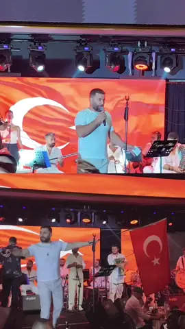 Zafer coşkusu Alaçatı’da sahneye taşındı!  Özgür Alter, Şerefe Alaçatı’da şarkılarıyla tatilcileri coşturdu. Bayraklarla, şarkılarla, coşkuyla kutlanan Zafer Bayramı unutulmaz anlara sahne oldu...