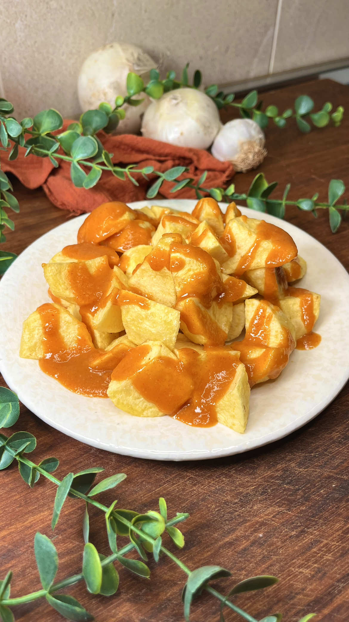 Las auténticas PATATAS BRAVAS 🥔 🔥  Las patatas bravas son uno de las tapas más típicas de España 🇪🇸 Y aunque muchos se peleen sobre cual es su origen, a mi sinceramente me da un poco igual 🤣 Unos dicen que son catalanas, otros madrileñas… la cuestión es que en cada sitio se hacen de una manera pero la receta 100% tradicional es esta que te traigo hoy 😍 💭INGREDIENTES: 🥔 5 patatas medianas 🫒 Aceite de oliva 🧄 4 dientes de ajo pequeños 🧅 1 cebolla 🔥 2 cucharadas de pimentón dulce 🌶️ 3 cucharadas de pimentón picante 🌾 3 cucharadas de harina de trigo 🍗 2 tazas de caldo de pollo 🧂 Sal al gusto ¿Sabías que la receta de las patatas bravas era así? 🔥⬇️ #patatasbravas #salsabrava #salsabravareceta #recetasfaciles #parati 