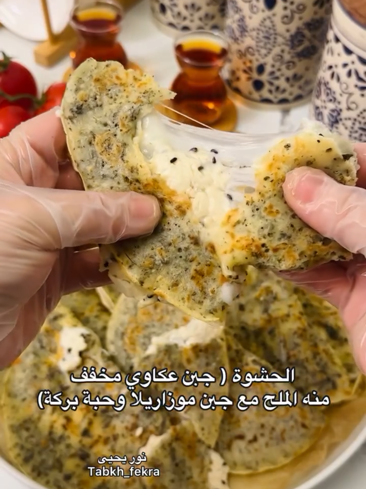 ⁨ فطاير بالزعتر الأخضر ..بعجين سائلة سريعة وخفيفة ريحتها وطعمها بشهوا القلب 👌🏻 فطاير الزعتر الأخضر بالعجين السائلة : ٢ كوب طحين  كوب إلا ربع او حسب الرغبة زعتر اخضر فريش او مجفف  ملعقة صغيرة ملح  نصف ملعقة صغيرة سكر  ملعقة صغيرة بيكينج بودر  ٢ ملعقة طعام حليب بودر  ٢ كوب ماء فاتر  ٢ ملعقة طعام زيت زيتون  ضروري تكون العجين بقوام نفس الفيديو  بترك العجين ترتاح ١٠ دقائق  حرارة المقلاة متوسطة  الحشوة جبن عكاوي خففت منه الملح ..وجبن موزاريلا وحبة بركة ..ممكن تحشوها بأي خليط أجبان بتحبوه  ضروري لو استخدمتوا جبن عكاوي او نابلسي تنشفوا منه المي منيح  وصحة وألف عافية⁩ #فطاير #معجنات #fyp  #وصفات_سهله #explore_اكسبلور 