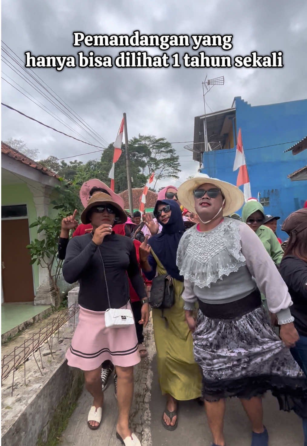 Inilah salah satu moment yang hanya bisa dilihat 1 tahun sekali Kreativitas dan antusias warga RW 01 Cisaat sangat luar biasa #subangngabret #desacisaatciatersubang #desaedukasiwisatacisaat #karangtarunadesacisaat #panitia17agustus @infosubang @Desa Cisaat Maslahat @DesaWisataEdukasiCisaat 