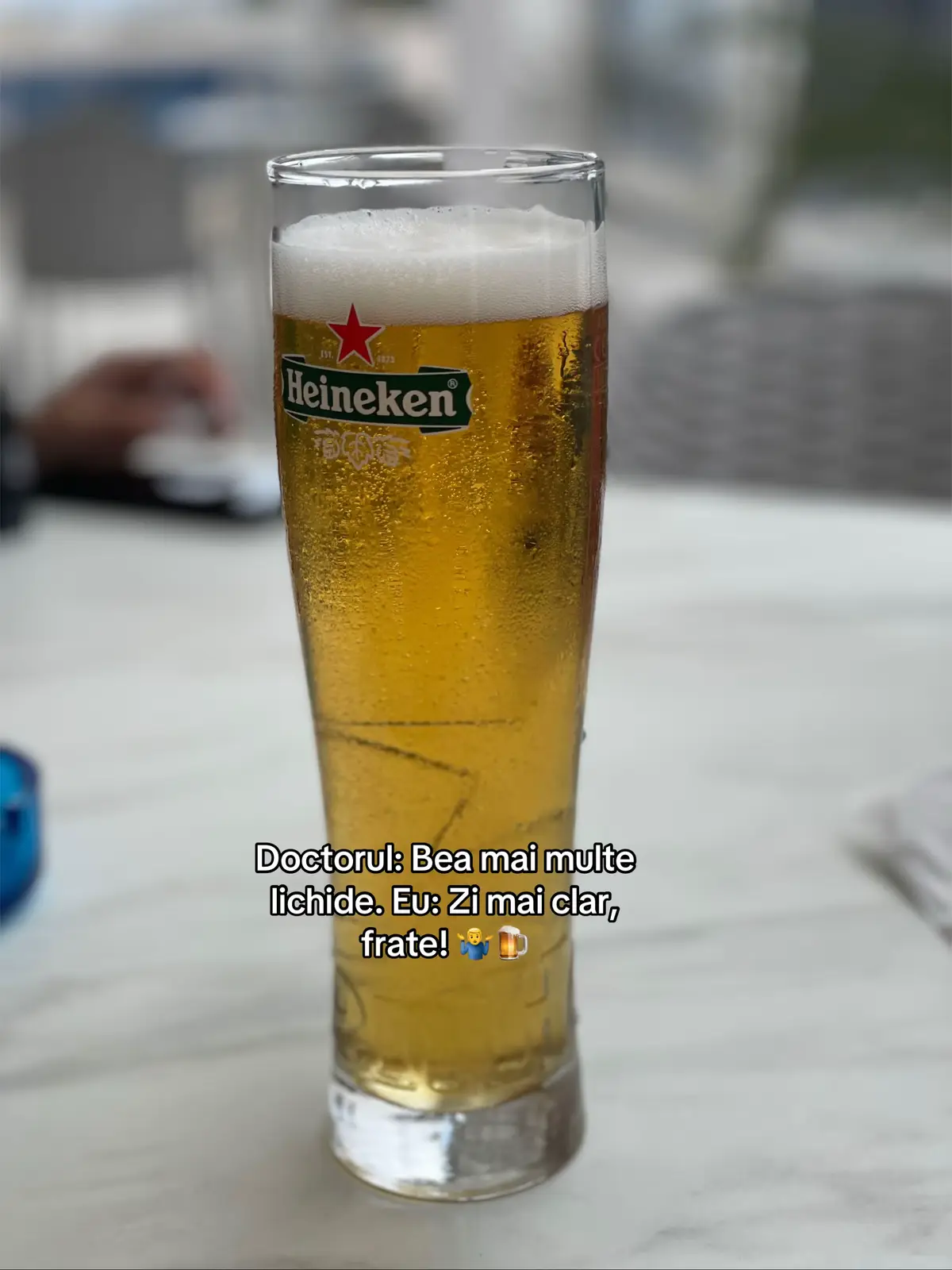 Chelnerul mi-a adus paharul și brusc am simțit că trebuie să îmi sun șeful să îmi iau concediu medical 😂 #fyp #viral #comedy #meme #justonebeer      