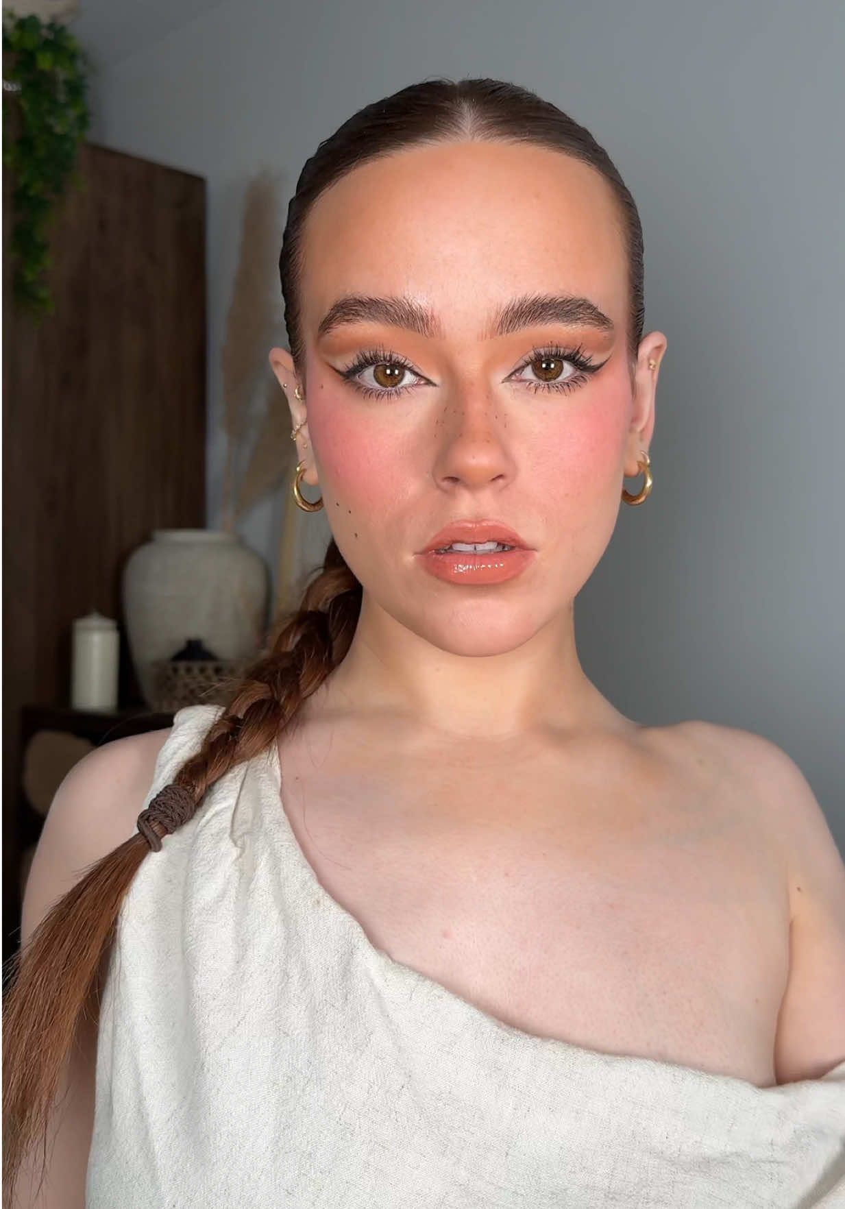Have you seen this transition?✨ #transitionmakeover #populartransition #trendingmakeup #trendingtransition #transitiontrend #britishmakeuptrend #ukmakeuptrend 