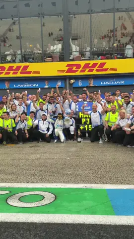 OUTRO TROFÉU QUEBRADO NA F1! Isack Hadjar estava comemorando seu pódio com a Racing Bulls, conquistado no GP dos Países Baixos. De repente, seu troféu simplesmente quebrou na base, levando todo mundo em volta aos risos. 🎥: visacashapprb
