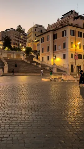 Roma che si sveglia durante le prime luci dell’alba✨ #roma #romeitaly🇮🇹 #piazzadispagna #rometravelguide #tiktokitaly 