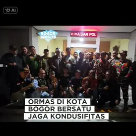 ORMAS DI KOTA BOGOR BERSATU JAGA KONDUSIFITAS. Sejumlah pimpinan organisasi kemasyarakatan (Ormas) di Kota Bogor menyatakan komitmen mereka untuk menjaga kondusifitas dan keharmonisan kota, melalui sinergi dengan aparat pemerintahan, termasuk TNI dan Polri, serta seluruh elemen masyarakat.  Dalam deklarasi tersebut, para ketua ormas menegaskan kesiapan mereka untuk memastikan Kota Bogor tetap aman dan damai.  Mereka menekankan pentingnya kolaborasi erat dengan seluruh aparat pemerintahan, baik TNI maupun Polri, demi terciptanya stabilitas dan ketertiban.  Tujuan utama dari deklarasi ini adalah mewujudkan sinergi yang kuat antara ormas, aparat, dan warga Bogor agar tercipta masyarakat yang kondusif dan harmonis. Di akhir pernyataan, mereka serentak meneriakkan yel-yel 