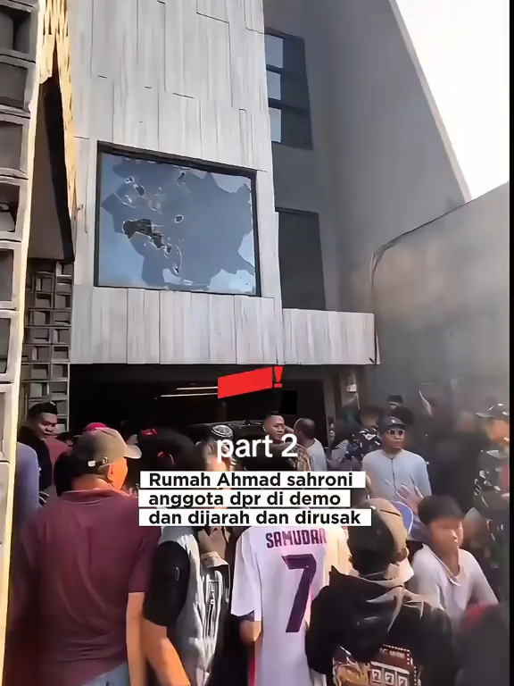 rumah ahmad sahroni anggota dpr RI di demo dan dijarah di rusak part 2#ahmadsahroni #demo #dpr #viral #tanjungpriok
