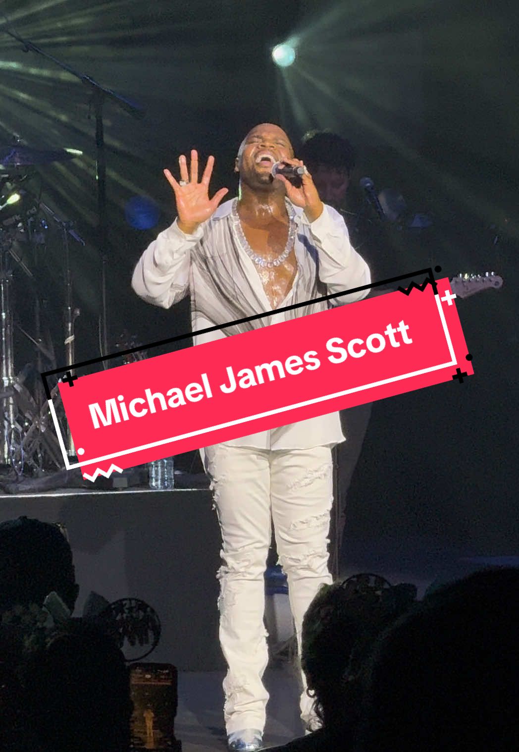 Michael James Scott with Joey Fatone and friends 8/30/25 at Epcot in Walt Disney World for the Eat to the Beat Concert Series #michaeljamesscott #joeyfatone #disney #wdw #disneyworld 