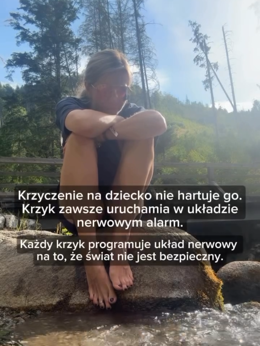 Krzyk nie hartuje twojego dziecka. I nigdy nie sprawi, że poradzi sobie z osobą, która krzyczy obok – agresywną, toksyczną czy kontrolującą. 👉 Coś, co rani, nie może jednocześnie uzdrawiać. To, co buduje odporność psychiczną dziecka, to bezpieczna więź – z miłością, zrozumieniem i akceptacją. Przestrzeń, w której dziecko wie, że może być sobą i zawsze dostanie wsparcie. ✨ I dokładnie to widzą moje klientki: Joanna już po 2 tygodniach napisała, że przestała krzyczeć, mimo że jej chłopcy dalej rozlewali mleko i hałasowali. Kasia mówiła, że wybuchy agresji jej córki trwały nawet 40 minut – dziś 10–15 minut i coraz rzadziej. Inna mama usłyszała od syna: „Mamo, jesteś taka spokojna”. To nie była magia ani zmiana na chwilę. To szybki, intuicyjny proces – proste narzędzia, które działają od razu, bez godzin teorii. Bo jeśli pragniesz wychować dziecko odporne psychicznie, to nie krzyk je zahartuje. To inteligencja emocjonalna i więź z Tobą sprawią, że w przyszłości, gdy ktoś podniesie na nie głos, ono powie: 👉 „To nie jest o mnie. Moje granice zostały przekroczone. To nie jest ok.” Dlatego stworzyłam Kod Spokoju – pakiet 5 programów z największymi rezultatami moich klientek: 1️⃣ NeuroWięź – edycja I 2️⃣ Przestań krzyczeć, zacznij wspierać 3️⃣ Poczuj. Uwolnij. Ukochaj swoją złość 4️⃣ Przestań krzyczeć w 30 dni 5️⃣ Jak w 3 krokach zmniejszyć złość i agresję dziecka ✨ Normalnie: 2895 zł 🔥 Teraz: tylko 388 zł – jeszcze do poniedziałku (01.09.), 23:59. Skomentuj KOD, a wyślę Ci link do zapisu. Znajdziesz go także w moim BIO.  🫶 #kodspokoju #jakprzestaćkrzyczeć #emocjemamyidziecka #układnerwowydziecka #odpornośćpsychiczna 