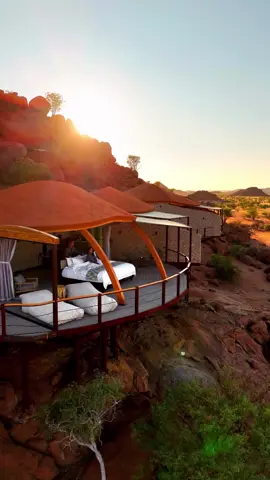 Rolling out your bed to watch the sunrise together… 🥹🌅 📍 Onduli Enclave . . #namibia #ultimatesafaris #ondulienclave #namibia🇳🇦 #namibiatravel #luxurytravel #luxuryhotels