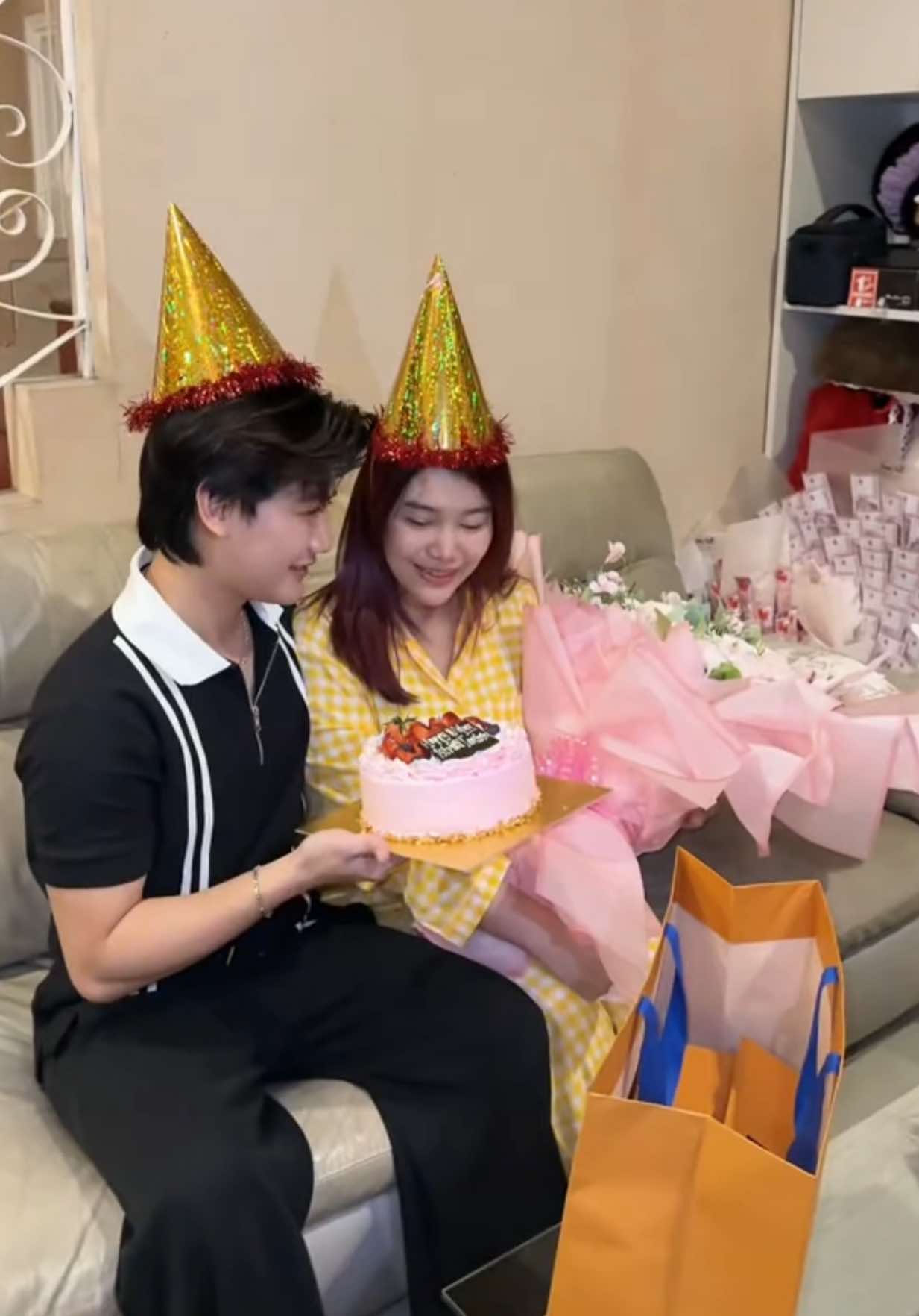 happy birthday @Cahyaniryn 🎂🎉