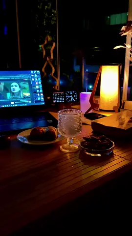 كنتي ستعرفينه بشكل أوضح وأدق  من الأغنيات التي يستمع إليها حين يتنهي نهارهُ المتعب وحيداً، ‏إنها ال 08:25 مساءٍ و لاشيء مؤكد أمامه سوى رغبته في أن تستمر أغنيته و دمعته و ضياعه إلى الأبد .. ‏إنه رجل مفقود ‏ تآكل معظمه ‏و ما تبقى منه غير جدير بالوصول .#ياللأسى #💔 #رصيف_المتعبين #مساء_الخير 