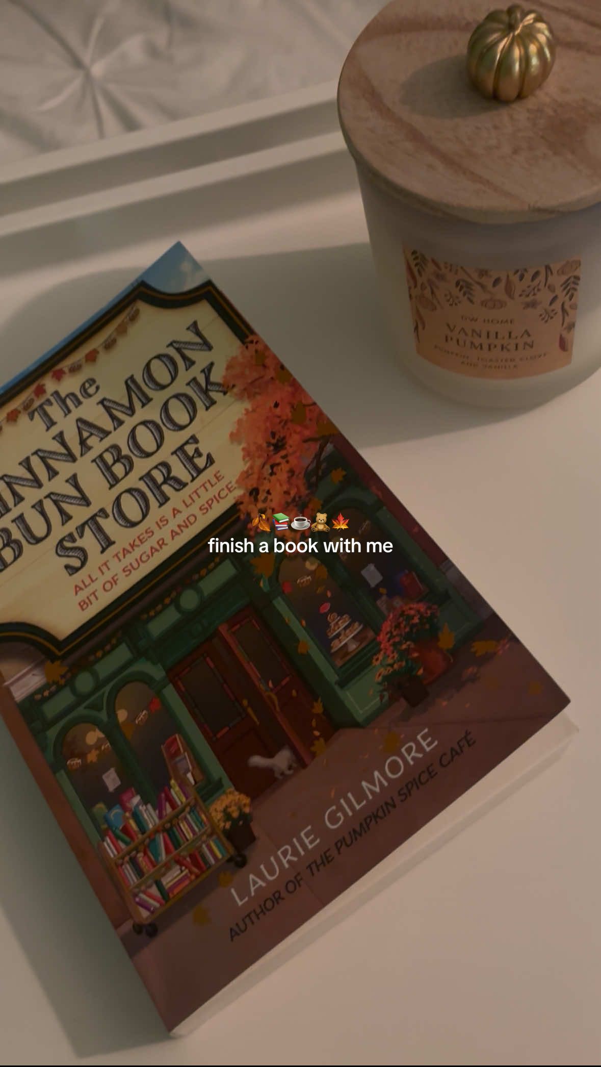 this was the perfect book make the transition from summer to fall reading! such a light and fun read🤍 #BookTok #fallreads #lauriegilmore #romancebook #thecinnamonbunbookstore 