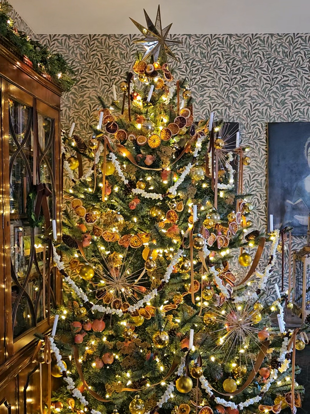 My botanical Christmas tree from last year is giving autumn vibes, no? Thank goodness I never took it down! 🤭 #nostalgic #vintagechristmas #vintageholiday #cottagechristmas #traditionalchristmas 