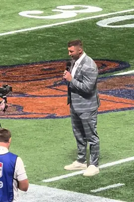 Tennessee vs Syracuse pre-game prayer by Tim Tebow.   Not one word about football.  It’s about all about Jesus!   #timtebow #universityoftennessee 