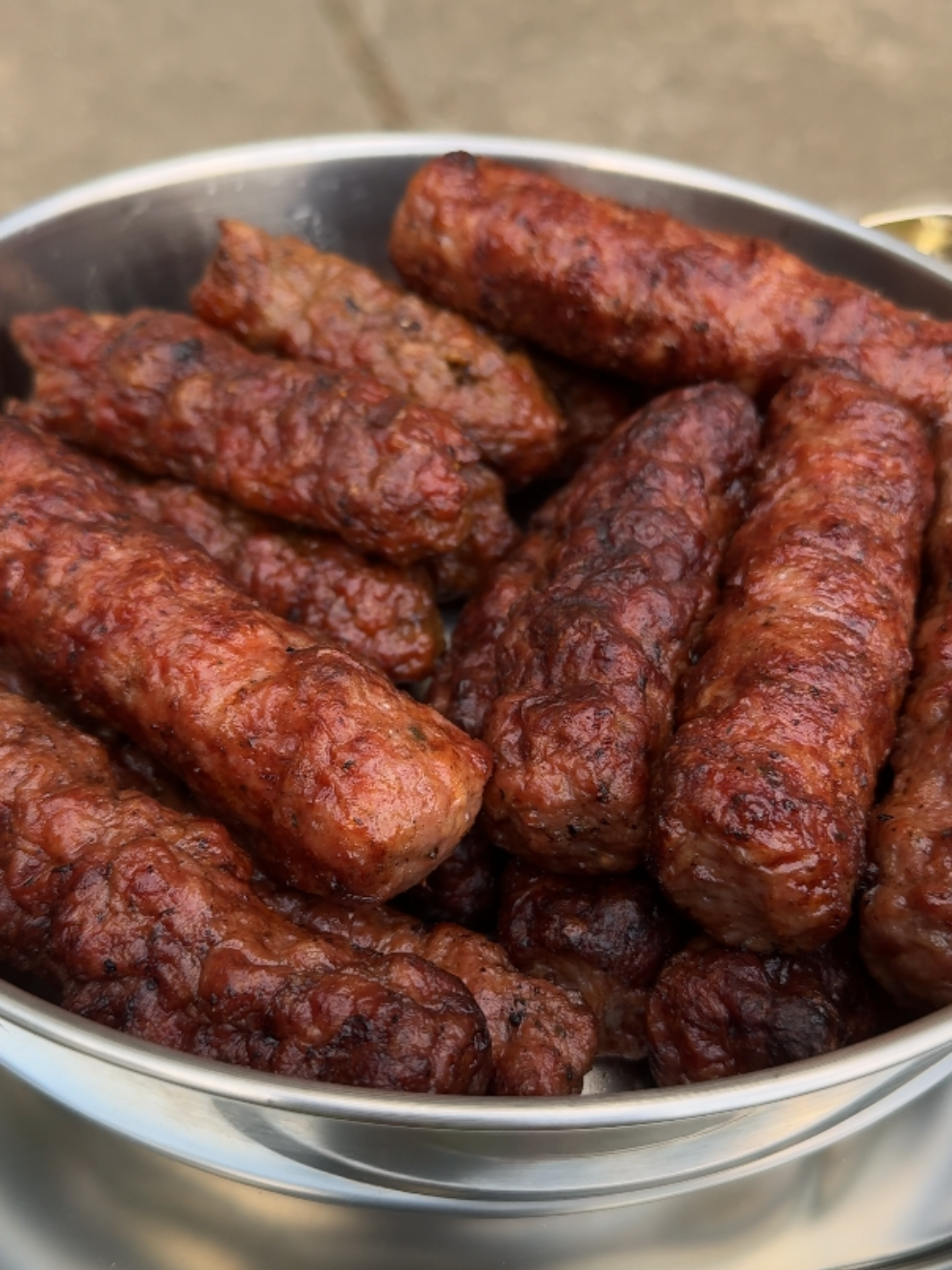 Crezi că micii nu sunt sănătoși și nu au ce căuta într-o dietă?  Gresit!
 Pot face parte dintr-un stil de viață echilibrat, chiar dacă au mai multe grăsimi. 
 1. Alege variante cât mai curate
 2, Prepară-i pe grătar – grăsimea se scurge și devin mult mai lean
 3. Combină-i cu o salată fresh sau legume la grătar: vinete, dovlecei, ardei, roșii, ceapă. 
 Și uite așa ai o masă delicioasă, satisfăcătoare și potrivită chiar și pentru slăbire. 
 Tu ce preferi cel mai mult la grătar? Carne sau mici?
