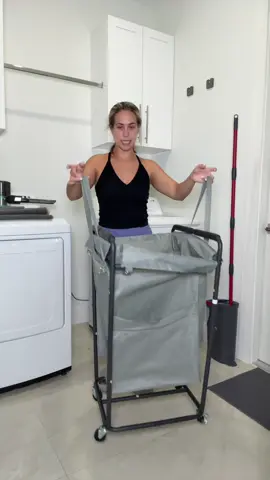 Cesto de ropa sucia rodante y espacioso 🧺 #dirtyclothes #laundryhamper #laundryessentials #rollinghamper #diadelavarlaropa