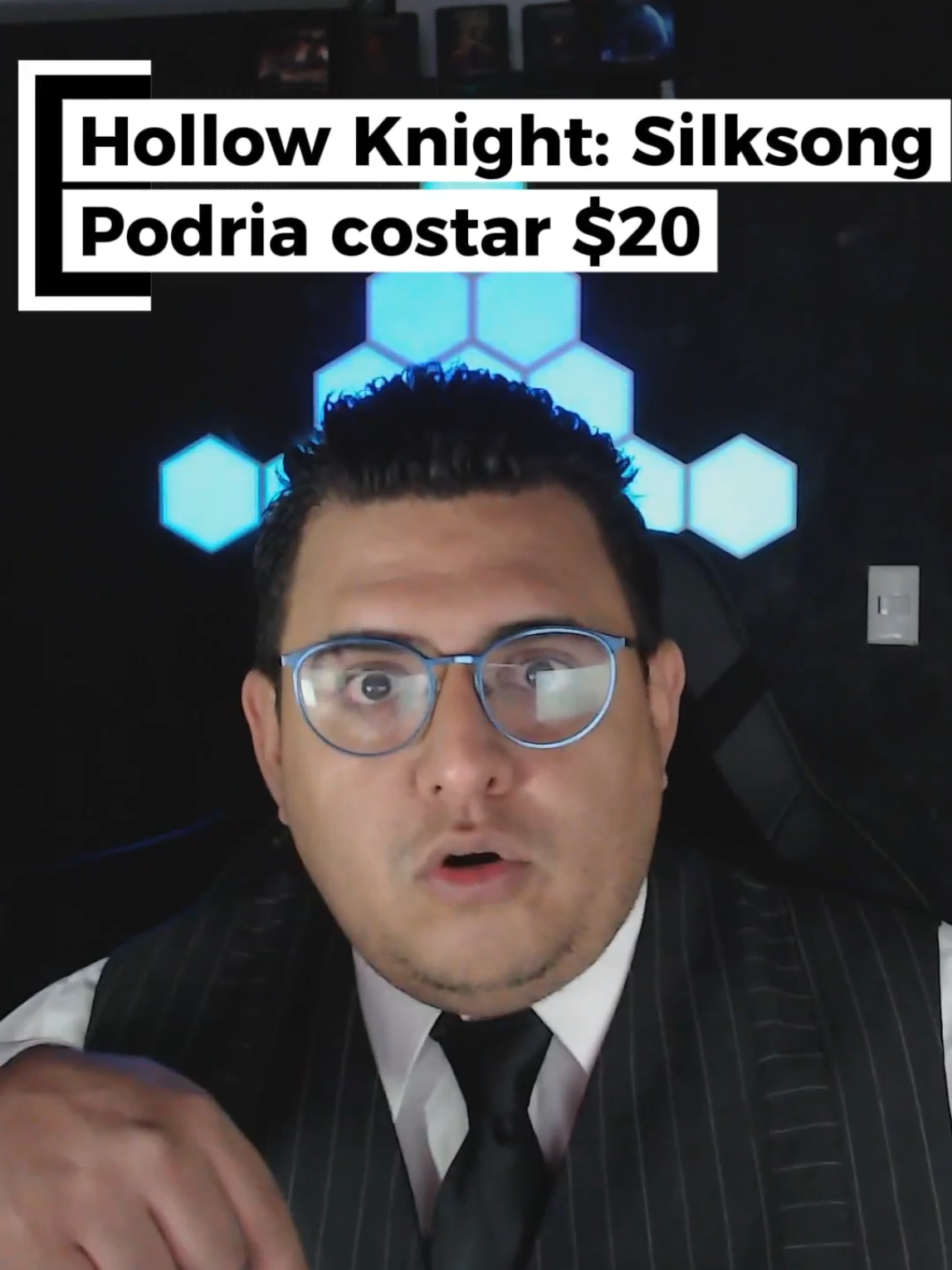 ¿Hollow Knight: Silksong a solo $20? ¿En esta economía? Imagínate esto: después de siete años de espera, hype infinito y retrasos que parecían eternos, Hollow Knight: Silksong aparece en la vitrina de GameStop con un precio que suena a glitch en la matrix 🐞💸: apenas $19.99. Sí, en una época donde los indies se cotizan como triples A, Silksong podría costar lo mismo que 3 pupusas en el Centro historico de El Salvador y aún así darte decenas de horas de sufrimiento hermoso en mapas imposibles. Según lo detectado por un usuario en ResetEra, la versión de Switch ya figura en preventa a ese precio, y lo más irónico es que no hablamos de un jueguito corto: se estima que solo para llegar al final gastarás mínimo 30 horas, y probablemente el doble si eres de los que se obsesionan con investigar cada rincón del mapa. El detalle que enciende la conversación es que el precio apenas supera por centavos el del Hollow Knight original de 2017, ajustado por inflación segun los Snidertards. En otras palabras, Team Cherry podría estar lanzando no solo un juego, sino una declaración de guerra contra el gaming convencional: Silksong es para todos 🦗🔥. Obvio, queda la duda de si en PC costará lo mismo, ya que en Steam aún no hay preventa activa. Pero por ahora, parece que Silksong no solo amenaza con arrasar calendarios… sino también con sus carteras 🛒. #hollowknight  #hollowknightsilksong #teamcherry #gamerdenacimiento #Noticias 