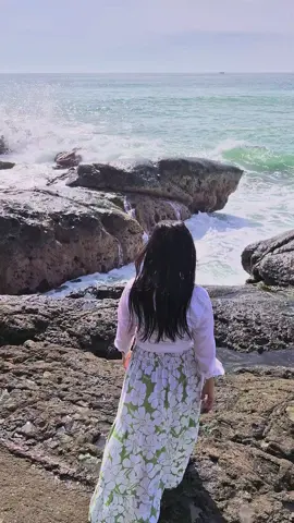 Betapa sampai hari ini pun masih membekas kesedihan di hati bagaimana peristiwa demo yang sampai memakan korban si Ojol dan juga korban serta peristiwa lainnya yang sungguh tidak mengenakkan hati kita setanah air...  Terlihat begitu sempit bahkan hampir tidak adanya ruang kebebasan dan penghargaan buat aspirasi rakyat atas negara sendiri...sampai harus menelan korban dan masalah kerugian lainnya akibat timbulnya amarah rakyat yang sedang susah dan tidak diberi empati. Dimanakah Keadilan... Dimanakah Hati nurani mereka.. Dimanakah Kejujuran dan Keadilan dihargai di Bangsa ini... Betapa bersyukurnya di tengah-tengah masalah kita, jika ada negara tetangga seperti Singapore dan beberapa negara lain yang juga turut simpati serta menyorot dan  memperhatikan Indonesia yang kini sedang bergejolak.   Bahkan mengalir terus simpati terhadap korban Ojol dari negara Singapore dan terus dukungan internasional.. Indonesia sedang disorot... Dunia sedang memperhatikan dan menunggu Keadilan buat Indonesia.. Dan kini kita perlu mendukung dan mengawal aspirasi masyarakat lewat doa dan terus mendukung aspirasi Rakyat sampai Keadilan benar-benar ditegakkan. Tuhan.. aku berdoa agar mereka yang telah diberi kepercayaan oleh Rakyat dapat mempertanggungjawabkan semua kepercayaan Rakyat dengan baik dan benar di hadapanMu..  Saat ini kami bukan hanya butuh Tenang tetapi juga butuh Komitmen dan Tindakan Nyata dari mereka yang adalah Wakil Rakyat bagi Bangsa 🇲🇨 kami.. Kita berdoa para Wakil Rakyat punya Itikad Baik dan Komitmen Nyata ke depannya.  Bangkitlah Bangsaku..  Berkatilah Bangsaku Tuhan.. God Bless Indonesia 🇲🇨 ... #NKRI #SuaraRakyat #DPR #Indonesia 