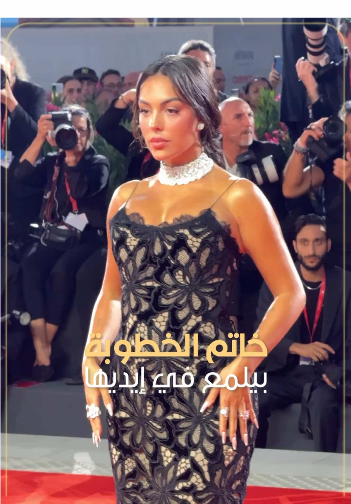 ⁨	خاتم الخطوبة بيلمع في إيديها.. اول ظهور رسمي لـ جورجينا على البساط الأحمر في فينيسيا⁩