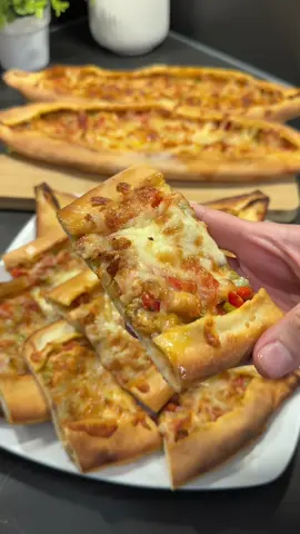 Selam herkese hayırlı akşamlar 🥰 Tavuklu pide 🍀 . Hamur için: 3 su bardağı ılık su (200 ml bardak) 1 tane yaşmaya 1 yemek kaşığı toz şeker 1 yemek kaşığı sıvıyaği 1 yemek kasığı silme tuz 1 kg un . Iç harci için: 800 gr tavukgöğsü 1 tane kuru soğan 3 tane yeşil biber 2 tane kapıya bieber 1 tane domates 1 cay kasığı karabiber 1 tatli kasığı pulbiber 1 yemek kaşığı tozbiber 1 yemek kaşığı kekik Yarım cay bardağı sıvıyaği Yeteri kadar tuz . Uzerine sürmek icin Süt Rendelenmiş kaşar peynir . Yapılışı: Hamuru yumuşak hafif ele yapışan bir hamur olmalı birazcik sıvıyaği ile toparlayın ve mayalanmaya birakin 45 dakika kadar .başka bir kapta minik minik doğranmış tavukgöğsü koyun tüm diyer malzemeleri ayni minik bir sekilde doğrayın ve baharatları ekleyip karıştırın, mayalanan hamuru 8 _10 eşit beze yapın yine 15 dakika dinlendirin, bir beze allin bir merdaneyle vidyoda açtığım gibi açın harçtan koyup kenarlarını kapatin sonra kenarlarini bir fica yardımıyla süt sürün ve firina verin 250 derecede fırında pişirin 10 dakika sonra üzerine kaşar rendesini elleyip az daha üzeri kızarıncaya kadar bırakın Afyetolsun 🍃 . #tavuklupide #pide #peynirlipide #hamurişi #pidemeloquequieras