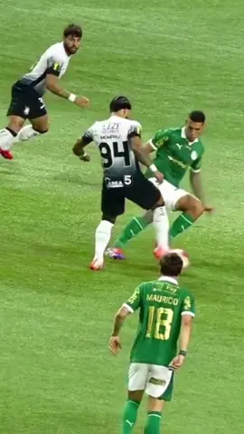 De la pobreza a las estrellas: 5 futbolistas que lo arriesgaron todo por el fútbol ⭐⚽”#Futbol #HistoriasDeVida #Motivación #SueñosCumplidos #Inspírate 