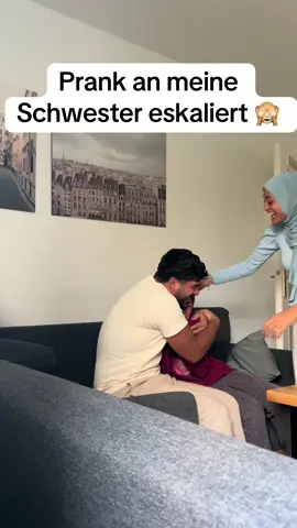 Triggerwarnung ‼️ Prank an meine Schwester läuft schief. Mit so einer Reaktion haben wir natürlich nicht gerechnet.  „Ihr könnt mich niemals pranken, ich Falle nicht drauf rein“ sagte meine Schwester, auf der Fahrt zu unserem Kurztrip.  Wir haben natürlich nicht damit gerechnet, dass sie weinen wird.  Danach war natürlich wieder alles gut, alles happy. Der Grund warum sie weinte?  Weil sie unsere Liebe, unsere Freude sieht und spürt, und mit einer Trennung nicht mehr an die Liebe glauben würde.  DIESES VIDEO WURDE MIT IHRER ZUSTIMMUNG GEPOSTET #couple #prankvideo #humor #fyp #viral 