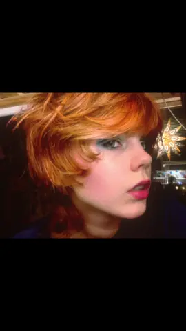 David Bowie make up!!!🤞🤞 felt cute, might delete later (skämtar) #davidbowie #makuup #whocareswhatyouwear #fyp #davidbowiemakeup 