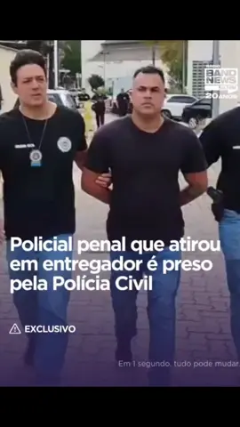 🚨 O policial penal José Rodrigo Ferrarini, que atirou no pé de um motoboy após uma discussão na Taquara (RJ), se entregou neste domingo (31) na Cidade da Polícia. 👉 Ele teve a prisão decretada pela Justiça, foi afastado do cargo por 90 dias e vai responder a processo disciplinar. 👉 No sábado (30), ele chegou a ir na delegacia, mas foi liberado. A arma dele foi apreendida e vai passar por perícia. #entregador  #motoboy  #motoboydodelivery  
