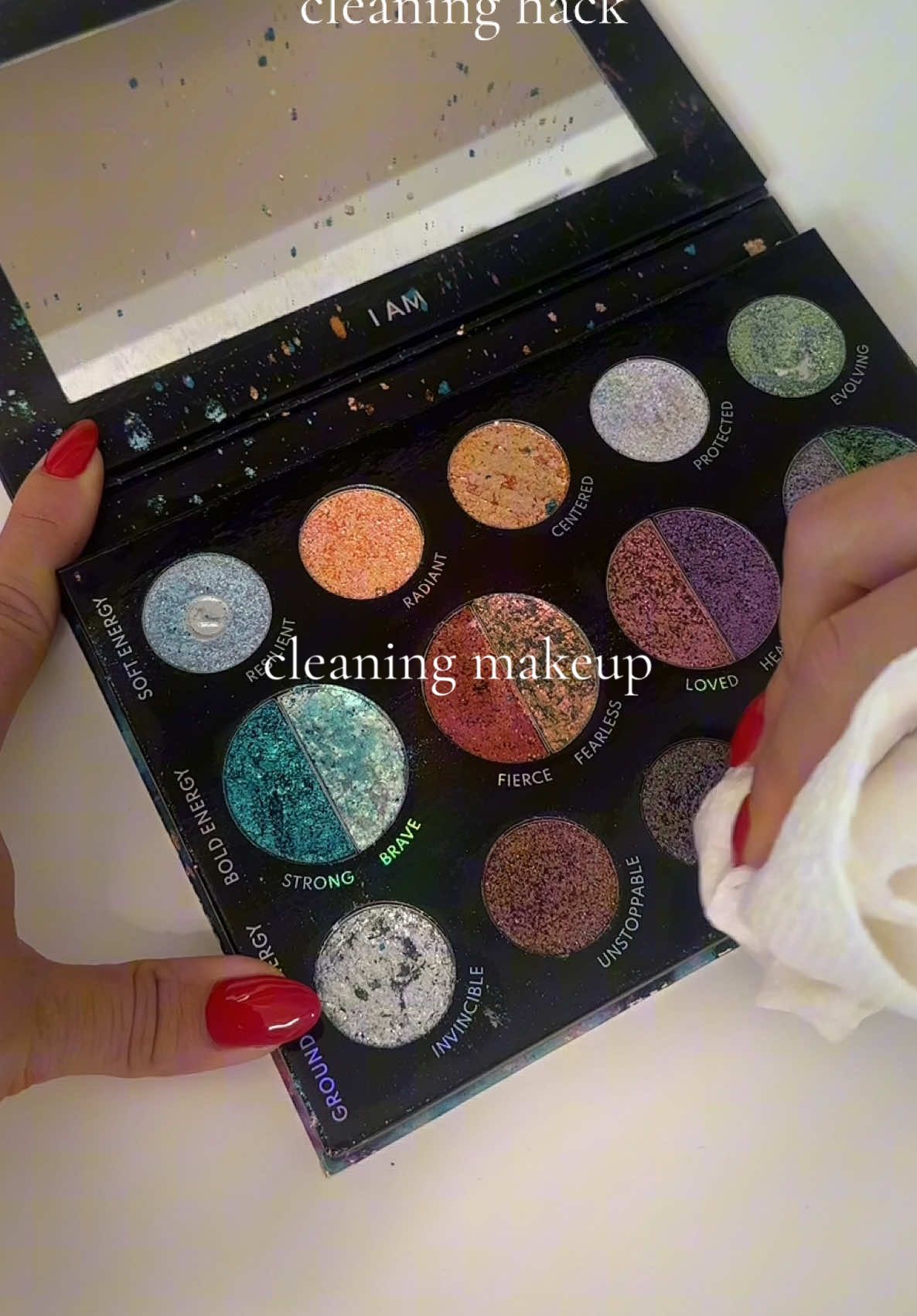 So satisfying 😌👌🏼 #makeuphacks #makeuptip #cleaninghacks #fyp 