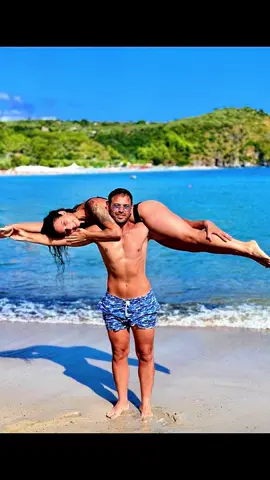 Provando il #coupleliftchallenge  #beachvibes 😎 Incredibile foto tra l’altro 😊 @Laura Gatta 