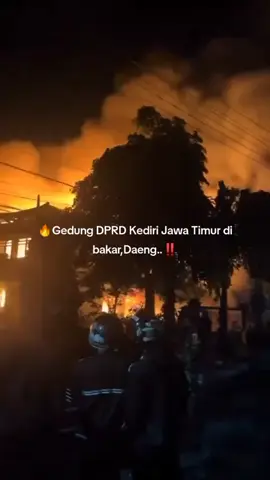 Setelah gedung DPRD kota Makassar,Gedung DPRD kota Kediri juga di bakar Massa,Daeng...,‼️ Selanjutnya Gedung DPRD mana lagi,Daeng..⁉️ #dpr #demo