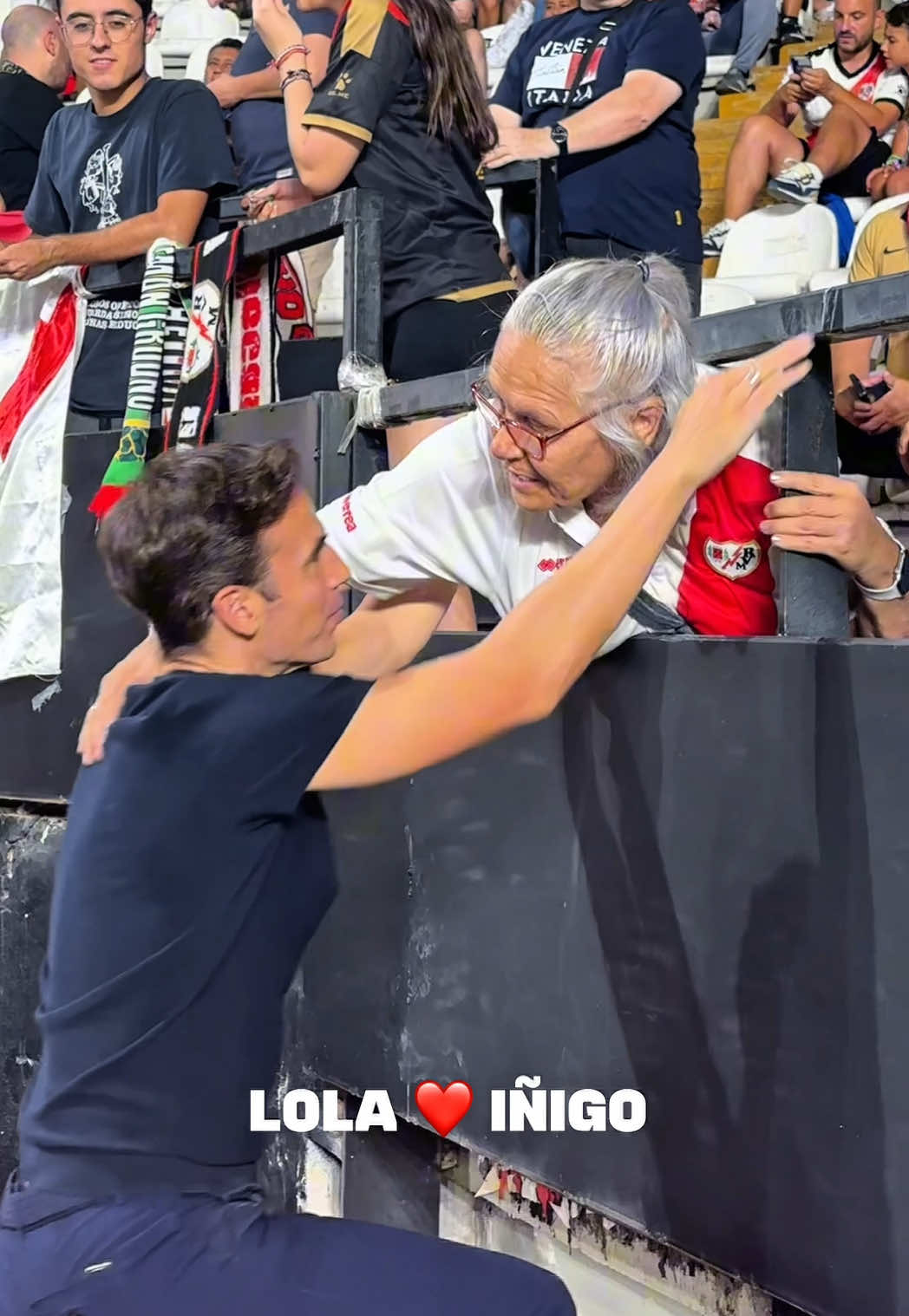 🫶🏻⚡️ Vallecas loves Iñigo.  #LALIGAEASPORTS #InsideLALIGA #VUELVELALIGA #RayoBarça #deportesentiktok @Rayo Vallecano 