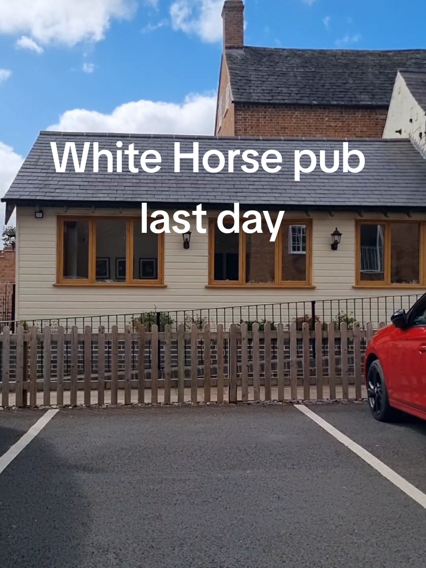 Saying our goodbyes to the White Horse pub in Seagrave as they have their final day before new owners step in next week. #WhiteHorseSeagrave #PubLastDay #SeagraveChurch #14thCenturyFont #HistoricPubUK
