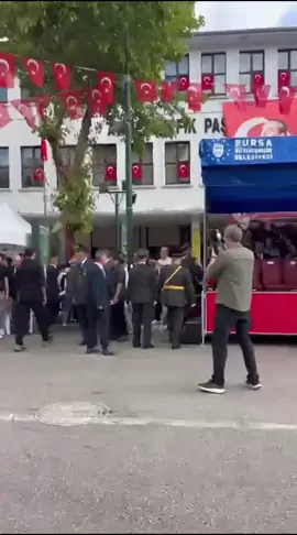 Bursa’da 30 Ağustos Zafer Bayramı kapsamında düzenlenen resmi törende kimliği belirsiz bir şahıs, yaptığı çıkışla gerginliğe neden oldu. Bursa Valiliği önünde gerçekleştirilen törende kalabalığın arasından sıyrılarak bağırmaya başlayan kişi, “Barış sürecine karşıyım, bu bir Amerikan oyunudur!” diyerek töreni provoke etmeye çalıştı. Güvenlik güçlerinin anında müdahalesiyle şahıs alandan uzaklaştırılarak gözaltına alındı. Olay kısa süreli paniğe neden olurken, tören programı planlandığı gibi devam etti. #30agustoszaferbayramı #30ağustos #bursa #bursavaliliği #bursayadairherşey #bursahaber #reels #sondakika #keşfet #news #haberler #gündem #polis #olayyeri #sondakikahaberler #repost #olay #emniyet #vrl #skandal #barışsüreci #provakasyon #keşfetteyizzz #keşfetbeniöneçıkar #keşfett 