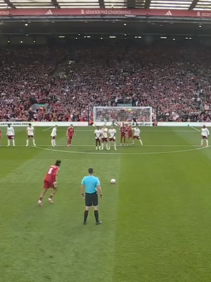 🚀🎯 ¡UN GOLAZO PARA ADUEÑARSE DEL CLÁSICO Y DE LA CIMA! Liverpool venció 1-0 al Arsenal con este tiro libre mágico de Dominik Szoboszlai y es el único equipo que ganó las tres fechas que se disputaron en la Premier League esta temporada algo sencillo barrera con mucha distancia para patear con potencia y enroscarla en donde tú quieras ⚽🔥