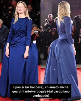 Il commento della giornalista e critica di moda Daniela Fedi, che ha richiamato l’attenzione sull’origine del panier (o verdugale) in occasione della sfilata sul red carpet veneziano di Alba Rohrwacher con un abito Dior firmato Jonathan Anderson, offre lo spunto per approfondire questo elemento di moda. Il panier (in francese), chiamato anche guardinfante/verdugale (dal castigliano verdugado), era un elemento dell’abbigliamento femminile che si diffuse in Europa tra il XVI e il XVIII secolo. Ecco perché si usava: 1. Modellare la silhouette Il panier o verdugale era una struttura di cerchi rigidi sotto la gonna che serviva a dare volume, nata in Spagna nel XVI secolo. Era una sorta di intelaiatura (in legno, vimini, osso di balena, metallo o stecche di giunco) portata sotto la gonna per darle volume. Serviva a creare una forma conica o ellittica, esaltando il punto vita e allargando i fianchi, secondo l’ideale di bellezza e di eleganza dell’epoca. 2. Simbolo di status sociale Solo le donne aristocratiche o di alta borghesia potevano permetterselo, per costo e ingombro. Più era ampio e lavorato, più indicava ricchezza e prestigio. Il fatto che fosse scomodo da portare sottolineava che chi lo indossava non doveva lavorare. 3. Moda di corte e teatralità Nelle corti (soprattutto spagnola e francese) serviva a mettere in risalto il lusso dei tessuti, delle decorazioni e delle ricche gonne a strati. Creava un effetto scenografico nelle danze e nelle cerimonie, trasformando la donna quasi in una 