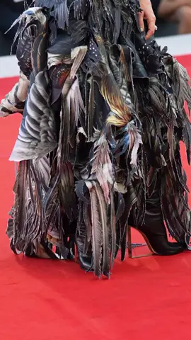 Cate Blanchett once again conquered the Venice Film Festival, this time in a striking haute couture design from Maison Margiela’s Fall-Winter 2025 collection. The actress shone at the premiere of Father Mother Sister Brother, reaffirming her absolute reign on the red carpet. #cateblanchett #venicefilmfestival #biennaledivenezia #redcarpet #cateblanchettedit 