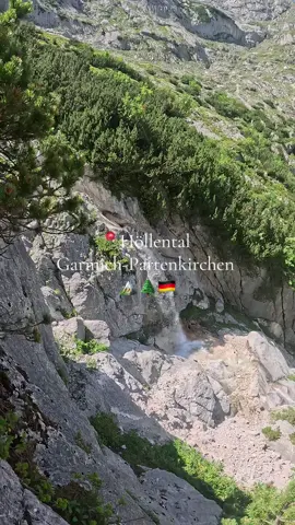 Wspomnienie.Czerwiec 2025 ✨ Höllental – Dolina Piekieł, która wcale nie straszy, a zachwyca ✨ W sercu Alp leży miejsce, gdzie natura pokazuje swoje najbardziej majestatyczne oblicze – Höllental, czyli „Piekielna Dolina”. Strome, wapienne ściany górskie otaczają wąski przesmyk, a przez jego dno przeciska się krystaliczny potok, tworząc wodospady i kaskady, które rozpraszają się w mgiełce. 🌊 To królestwo kontrastów – surowa potęga skał spotyka się tu z delikatnością zielonych lasów i kwiecistych łąk. Cisza gór przeplata się z hukiem wody, a każdy krok prowadzi w głąb krajobrazu, który wygląda jak żywcem wyjęty z baśni. 🏔️🌲 Dolina Höllental to nie tylko szlak turystyczny – to brama do marzeń, gdzie człowiek czuje się częścią czegoś znacznie większego, piękniejszego i ponadczasowego.#Höllental #mountain #berge#bavaria#trekking #alps 
