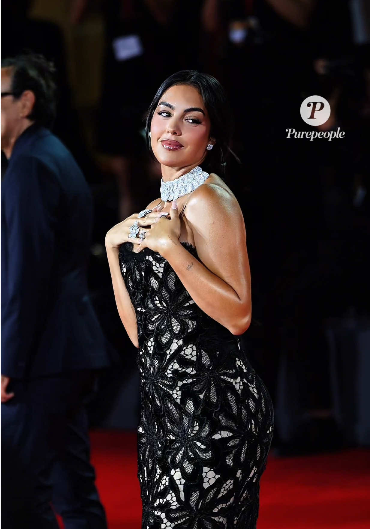 ✨🌹 Georgina Rodriguez so glam sur le red carpet de Venise L’influenceuse et compagne de Cristiano Ronaldo, Georgina Rodriguez, a fait une arrivée éblouissante sur le tapis rouge de la Biennale de Venise. Avec une allure glamour et sophistiquée, elle a captivé l’objectif des photographes et le regard du public. #GeorginaRodriguez #Venise #BiennaleDeVenise #VeniceFilmFestival #RedCarpet   
