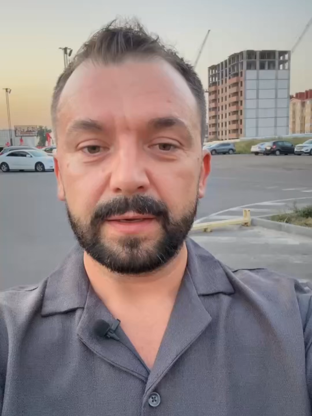 Свіжі новини сьогоднішнього дня  Актуальні новини  З Вами Кожухівський Олександр  ⚡️Чистий прибуток «Роснефті» впав майже на 70% за перше півріччя через низькі ціни на нафту «Роснефть», найбільший російський нафтогазовий виробник, повідомила (https://minfin.com.ua/ua/2025/08/31/157678802/) про різке падіння чистого прибутку за перше півріччя 2025 року на 68% — до 245 млрд рублів ($3 млрд).  Компанія пояснює це ослабленням світових цін на нафту через надвиробництво, спровоковане збільшенням видобутку країнами ОПЕК, зокрема Саудівською Аравією, ОАЕ, Іраком і Кувейтом. ⚡️У липні 198 із 218 інцидентів (91%), пов’язаних з ТЦК, виявилися фейками та маніпуляціями, — заявили Сухопутні війська  Інформація, яка поширювалася як порушення закону з боку військовослужбовців, була перекручена з метою зриву мобілізації та підриву обороноздатності держави, кажуть військові.  ✔️Лише 20 випадків (9%) підтвердилися, мали під собою реальні підстави та були перевірені. ⚡️За оцінкою Світового банку, на повоєнне відновлення України потрібно понад $520 мільярдів: це майже три ВВП України, — заявив голова фінансового комітету ВРУ. Водночас, попри війну, Україна вже розпочала відбудову — і уряд працює над тим, аби залучити необхідні для цього кошти. ⚡️ Інвестиції в первинну житлову нерухомість  • У 2025 році обсяги інвестицій у первинну житлову нерухомість (новобудови, які ще не введені в експлуатацію) становили близько 2 млрд доларів США. Це приблизно в 4 раза менше, ніж у довоєнному 2021 році, коли цей показник сягав 10 млрд доларів.      • Наприклад, Львів у 2025 році залучив інвестиції у первинку на рівні 0,8 млрд доларів, тоді як Київ, Дніпро та Харків демонстрували значне падіння (від -85% до -100%) у порівнянні з 2021 роком. Якщо ви бажаєте інвестувати в нерухомість або продати свою, став плюс і ми з тобою звʼяжемося.  Підберемо найкращий варіант.  Підпишіться , будьте в курсі свіжих новин щодня. #1286деньвійни #новиниолександр #кожухівський #найсвіжішіновини  #нерухомість #kozhukhivskyi