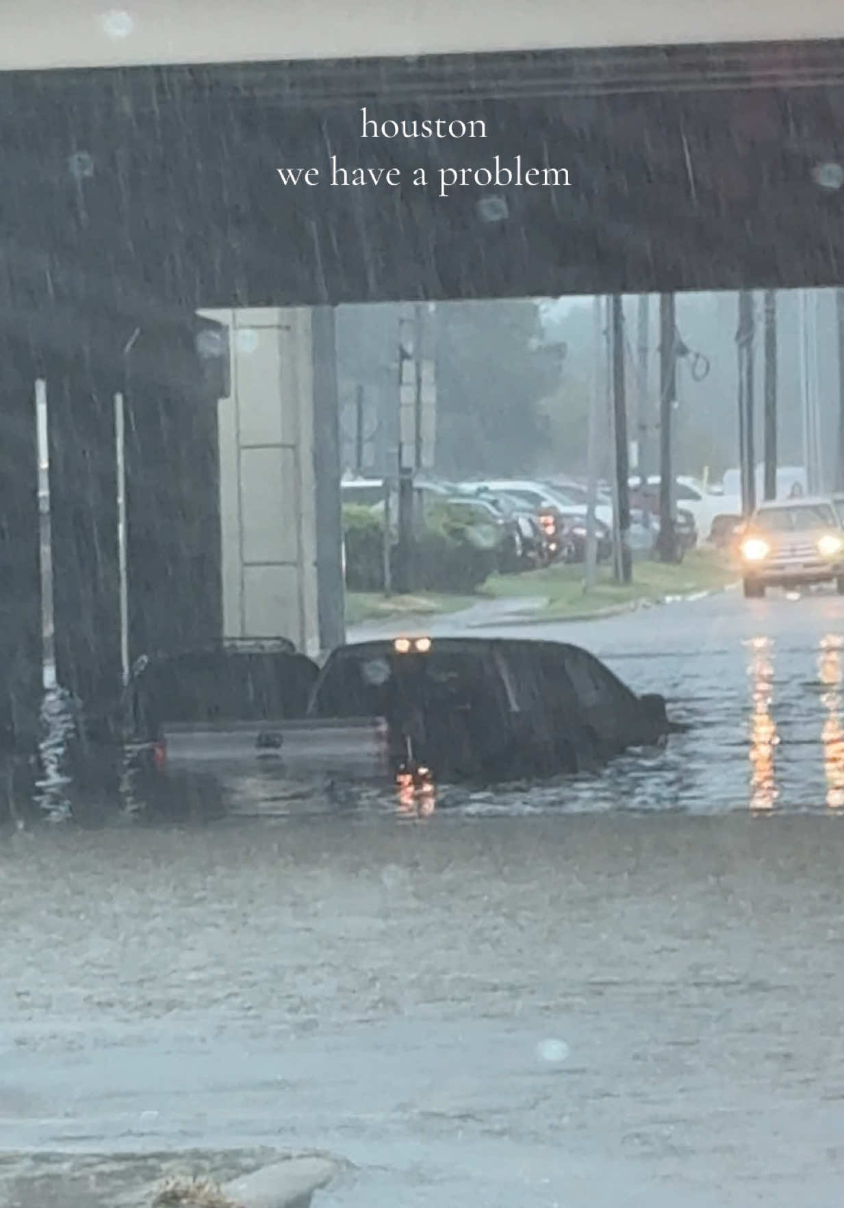 praying everyone makes it home safe and sound. 😭🙏🏻 #houston #flooding #houstontexas #weather #inundaciones 