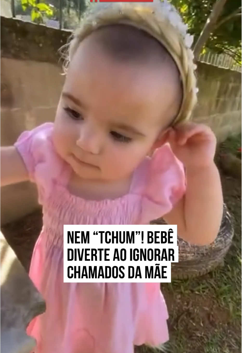 Fingiu que não é com ela! 😂😂 Um vídeo que circula nas redes sociais divertiu os internautas após uma #bebêzinha ser flagrada ignorando os chamados da mãe. No registro, a pequena passeia pelo quintal enquanto usa uma tiara de #tranças loiras. Mesmo chamando diversas vezes pela “#Rapunzel”, a menina resistiu aos chamados da genitora, em uma cena divertida e repleta de fofura.  “Quando alguém me chama e eu finjo que não é comigo”, brinca a autora das imagens no vídeo. A cena protagonizada pela pequena “Rapunzel” viralizou nas redes sociais. #TikTokNotícias 🎥  @andressacastromaedaisa | @myhoodbr